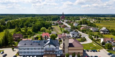 Urząd Gminy i panorama Stromca z lotu ptaka