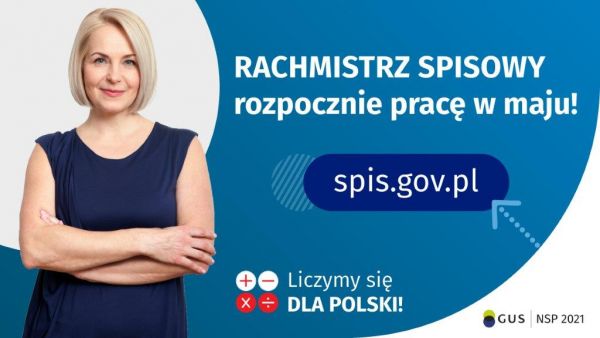 Po lewej stronie grafiki widać kobietę w średnim wieku. Po prawej stronie grafiki jest napis: Rachmistrz spisowy rozpocznie pracę w maju! Poniżej jest napis spis.gov.pl. Na dole grafiki są cztery małe koła ze znakami dodawania, odejmowania, mnożenia i dzi